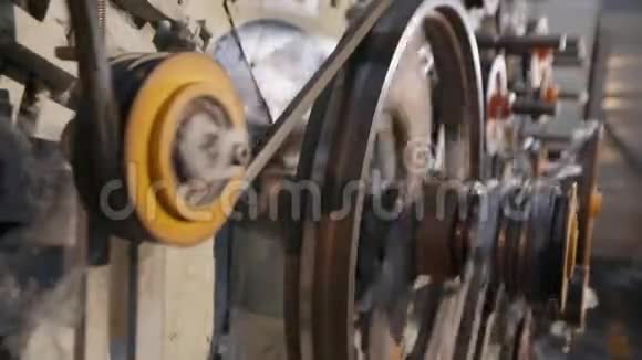 机用于合成冬化剂的生产零件在工厂中旋转现代工厂工作元素视频的预览图