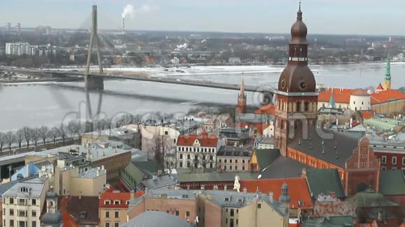 河桥梁和城市拉脱维亚里加视频的预览图
