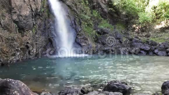 泰国Kanchanaburi省ThongPhaPhum国家公园的NamtokChokkadin瀑布名称视频的预览图