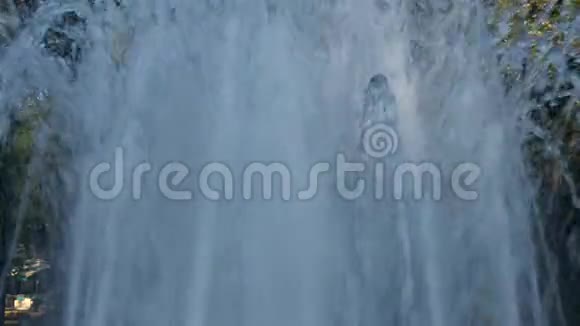 巴尼亚公园的喷泉视频的预览图