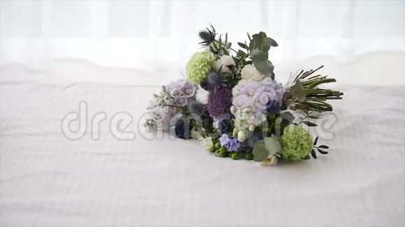 白色床上的婚纱很漂亮视频的预览图