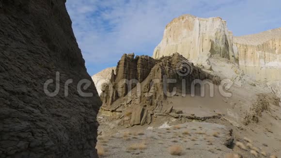 阳光明媚的早晨在Kasakhstan滑道4K的白色石质白垩峡谷视频的预览图
