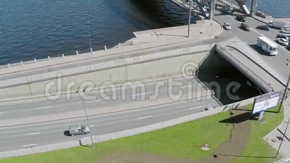 夏日四架直升机拍摄有交通和河流的桥慢动作视频的预览图