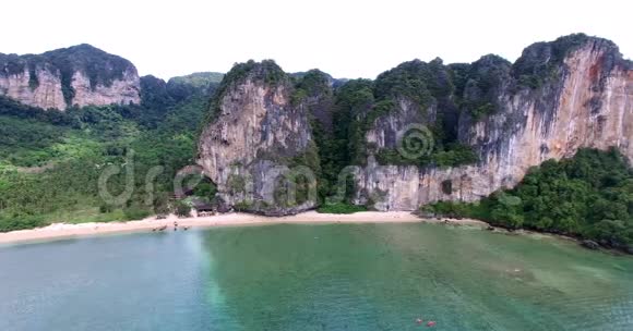 鸟瞰飞越泰国岛朝向美丽的青山和白色沙滩泰国Krabi岛视频的预览图