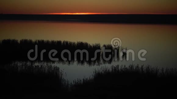 湖面上的日落视频的预览图