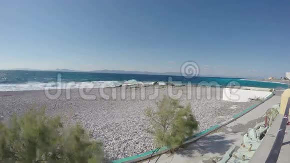 美丽的度假海滩与石头卵石在罗兹延时4K视频的预览图