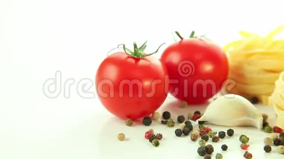 意大利食材番茄蒜蓉面食和胡椒视频的预览图