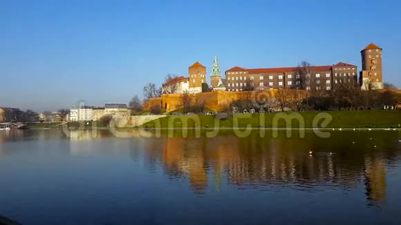 著名的地标瓦维尔城堡从Vistula克拉科夫波兰视频的预览图