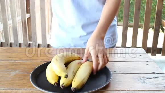如何剥鲜黄香蕉视频的预览图