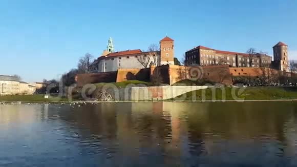 著名的地标瓦维尔城堡从Vistula克拉科夫波兰视频的预览图
