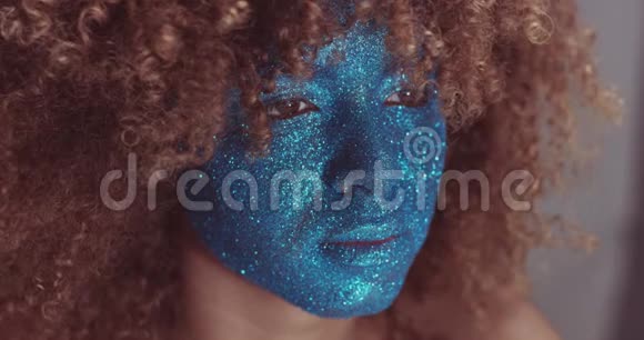 一个金发碧眼的黑女人视频的预览图