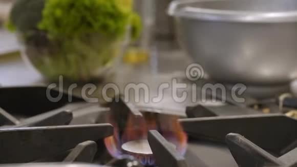 专业厨房做煎饼视频的预览图
