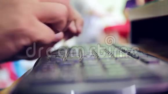 人手在电脑键盘上打字视频的预览图