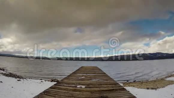 冬天在爱达荷州的一个山湖上划船视频的预览图