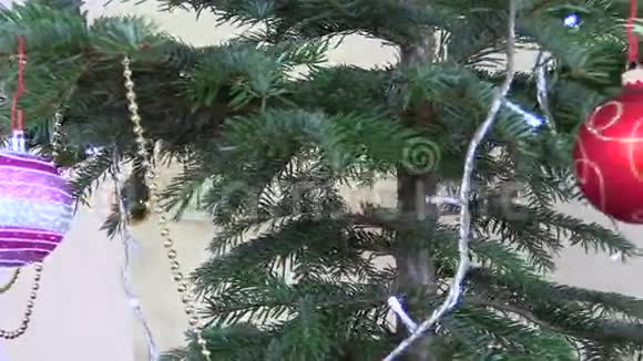圣诞树球玩具和装饰品眨眼白色花环视频的预览图