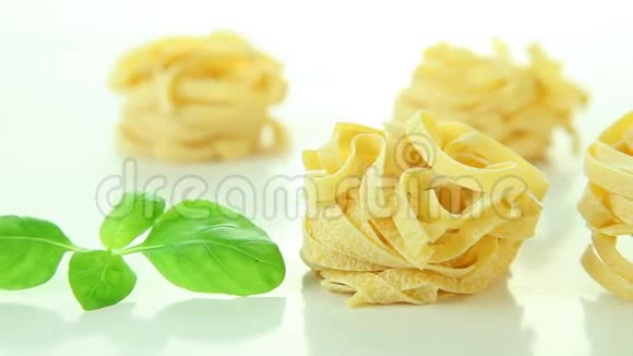 意大利塔格利亚特面食和白底罗勒视频的预览图