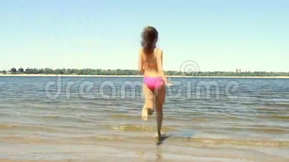 年轻的女人跑进了海洋视频的预览图