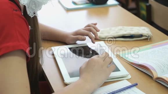 学生使用电脑平板电脑玩游戏视频的预览图