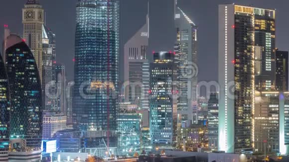 迪拜市区和金融区的鸟瞰夜景阿联酋摩天大楼和视频的预览图