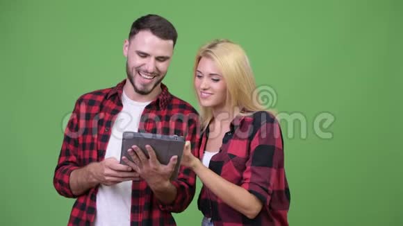 年轻的情侣一起使用数码平板电脑视频的预览图