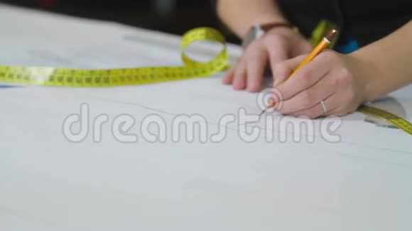 裁缝准备缝制的图案视频的预览图