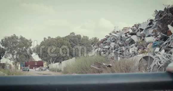 拯救地球拿着标志站在垃圾场的小孩子视频的预览图