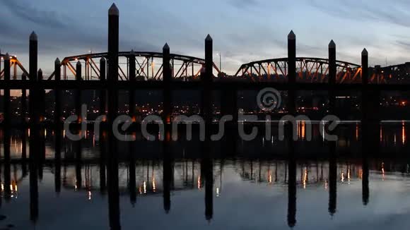 俄勒冈州波特兰市霍桑大桥穿过威拉米特河美丽的水反射中心视频的预览图