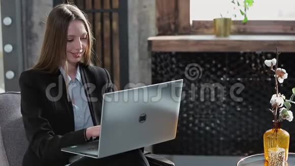 自信的女商人在她现代蓝色的现代办公室里使用笔记本电脑时尚美女做视频的预览图