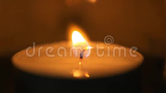 在烛台上点燃蜡烛高清视频的预览图