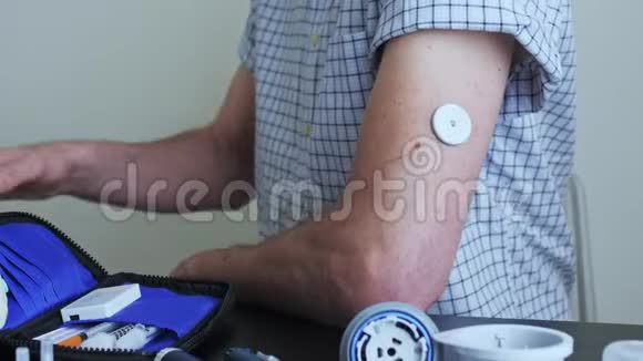 男人的手把测量血液中葡萄糖的智能手机拿到手视频的预览图
