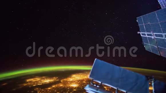 从国际空间站上看到地球夜间对行星地球的空间探索IS057视频的预览图