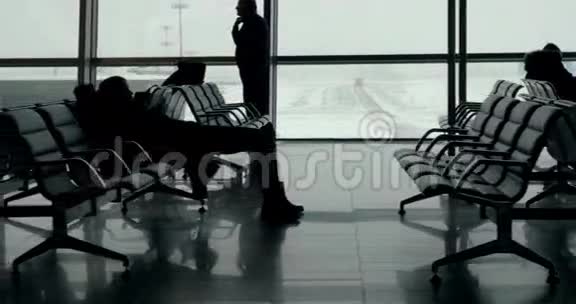 在机场休息室等候的乘客视频的预览图