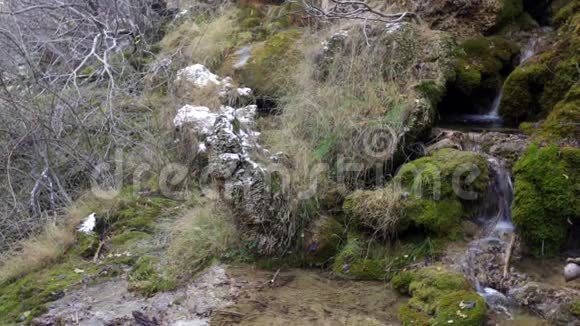 山脉穿过苔藓岩石视频的预览图