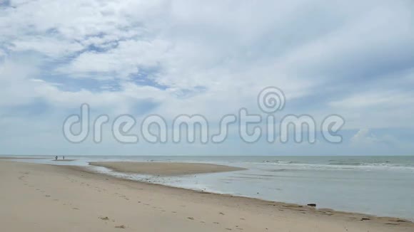 海浪和沙滩与渔夫走在沙滩和蓝天背景恰恰泰国视频的预览图