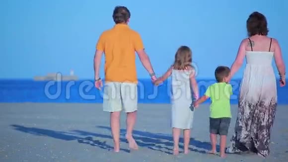 一家人在海滩上散步视频的预览图
