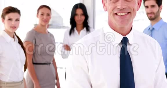 商业团队对着镜头微笑老板竖起大拇指视频的预览图