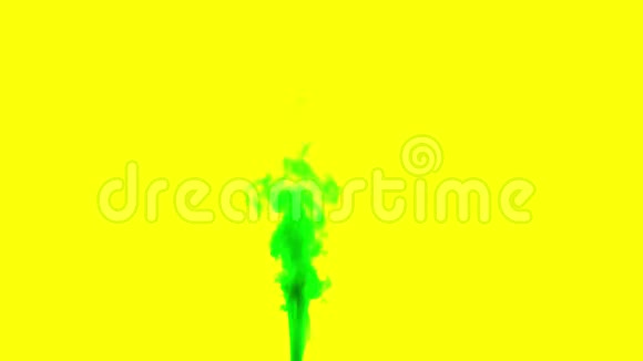 成熟的绿色烟雾在黄色隔离视频的预览图