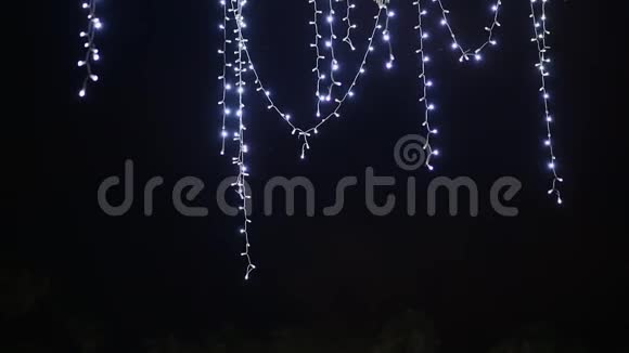树上挂着挂着的花环圣诞节的主题视频的预览图