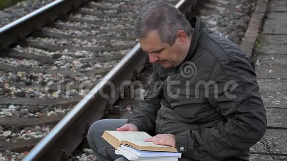 室外铁路附近有书的人视频的预览图