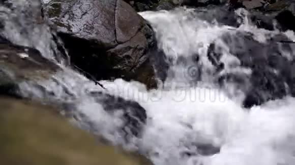 美丽的山瀑布水流在石头间流动视频的预览图