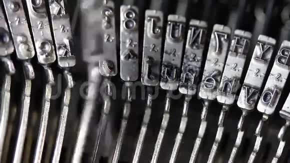 上世纪机械打字机的字母视频的预览图