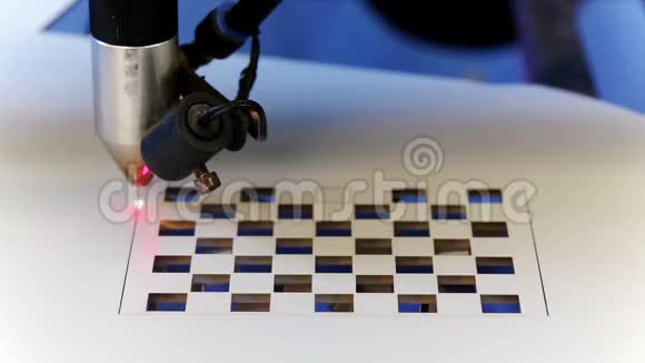 激光数控机床切割方形图案视频的预览图