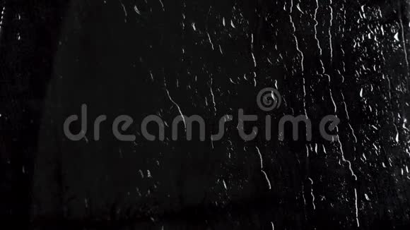 黑色背景湿水滴4k视频视频的预览图