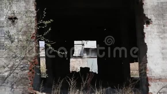 毁坏建筑物或房舍的废墟视频的预览图
