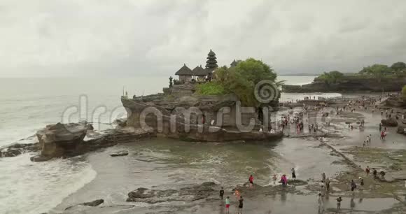 帕拉塔纳地段令人叹为观止的鸟瞰图塔纳地块是印度尼西亚巴厘岛附近的一块岩层视频的预览图