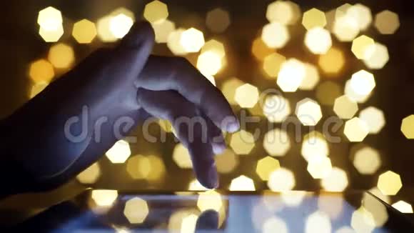 圣诞节特写手指触摸平板电脑触摸屏视频的预览图