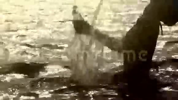 女人从海里出来喝着水视频的预览图