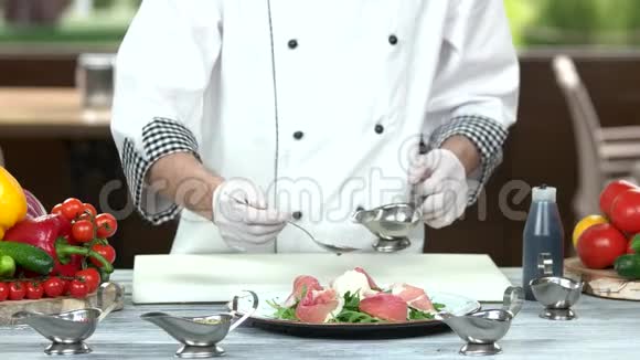 厨师在沙拉上浇酱汁视频的预览图