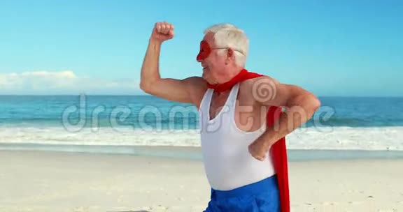 假装超级英雄的老人视频的预览图