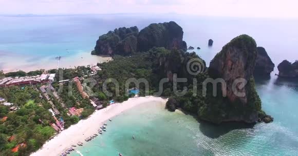 鸟瞰飞越泰国岛朝向美丽的青山和白色沙滩泰国Krabi岛视频的预览图